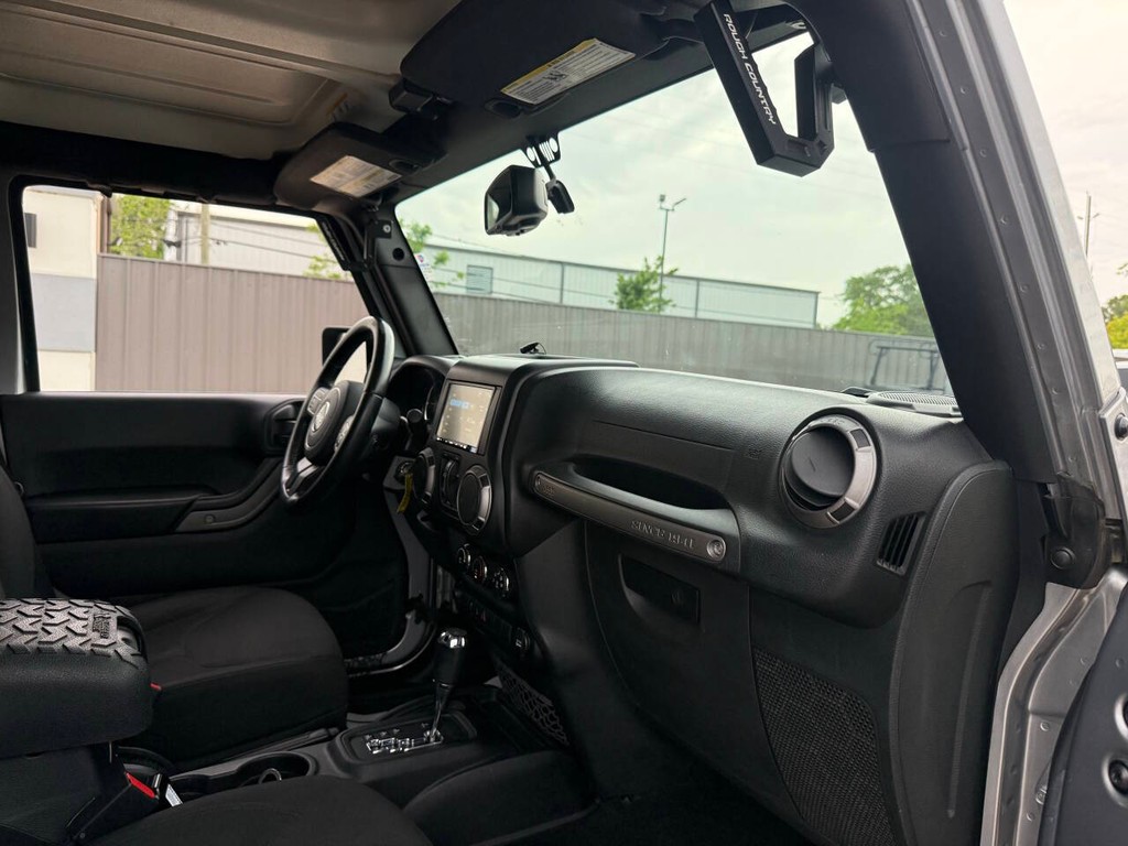 Jeep Wrangler Unlimited Vehicle Full-screen Gallery Image 09