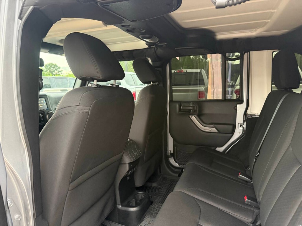 Jeep Wrangler Unlimited Vehicle Full-screen Gallery Image 12