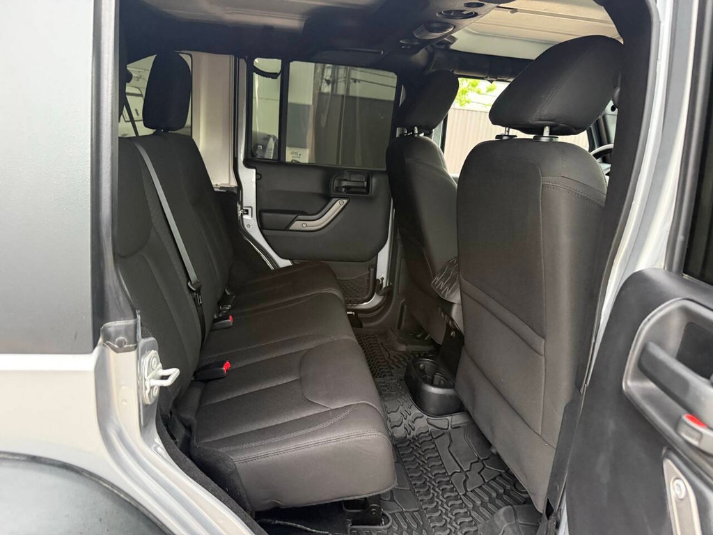 Jeep Wrangler Unlimited Vehicle Full-screen Gallery Image 15