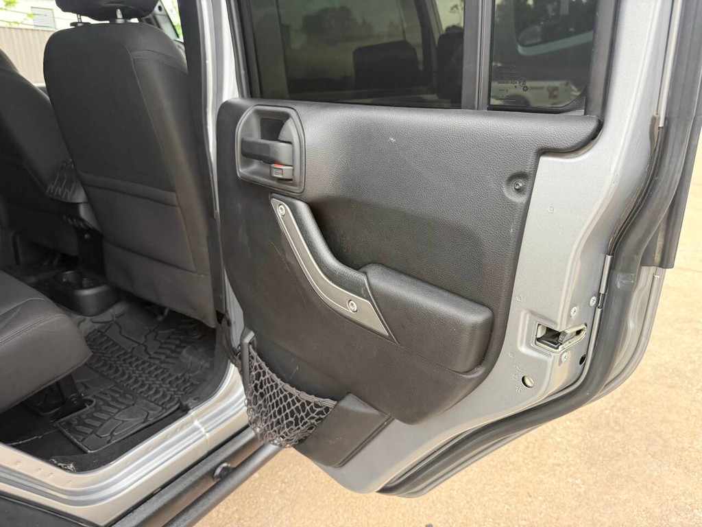 Jeep Wrangler Unlimited Vehicle Full-screen Gallery Image 16