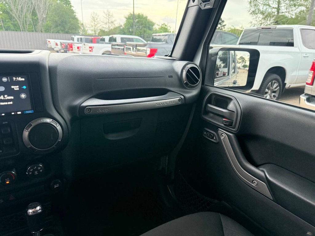 Jeep Wrangler Unlimited Vehicle Full-screen Gallery Image 21