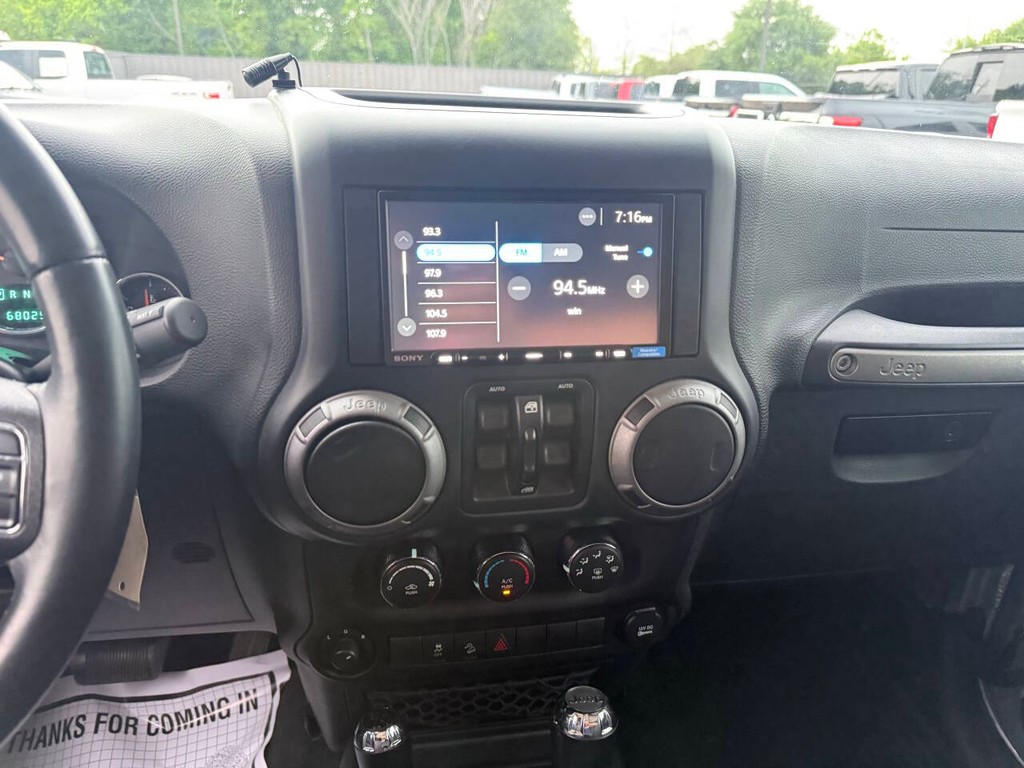 Jeep Wrangler Unlimited Vehicle Full-screen Gallery Image 26