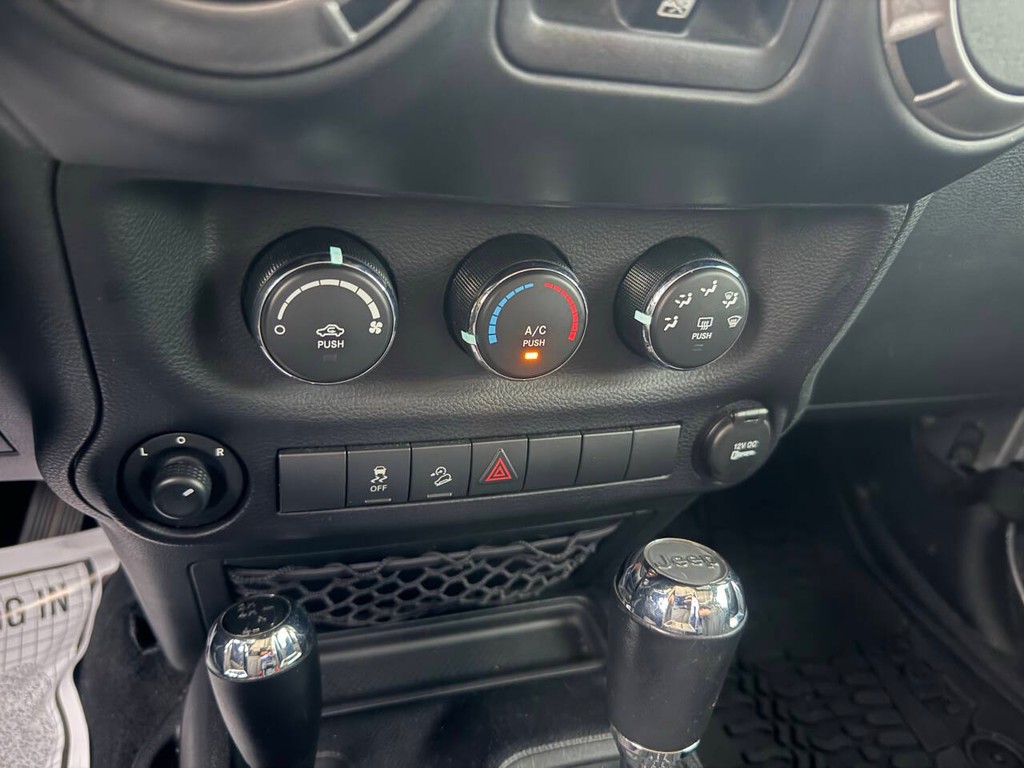 Jeep Wrangler Unlimited Vehicle Full-screen Gallery Image 30