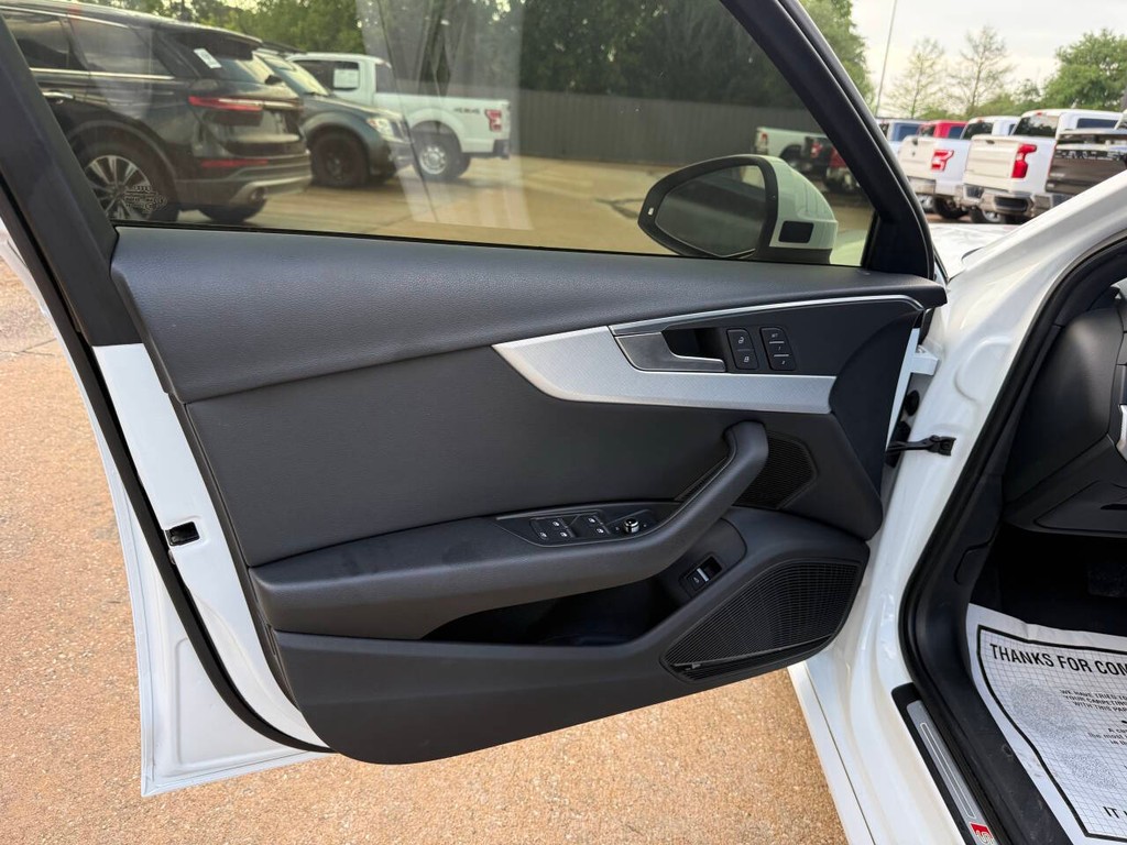 Audi A4 Vehicle Full-screen Gallery Image 08