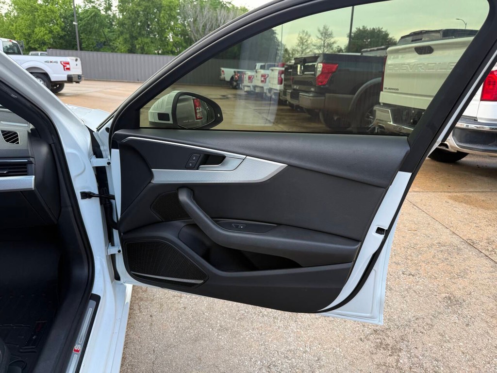 Audi A4 Vehicle Full-screen Gallery Image 11