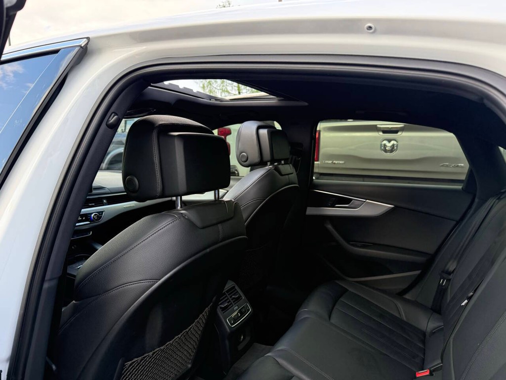 Audi A4 Vehicle Full-screen Gallery Image 12