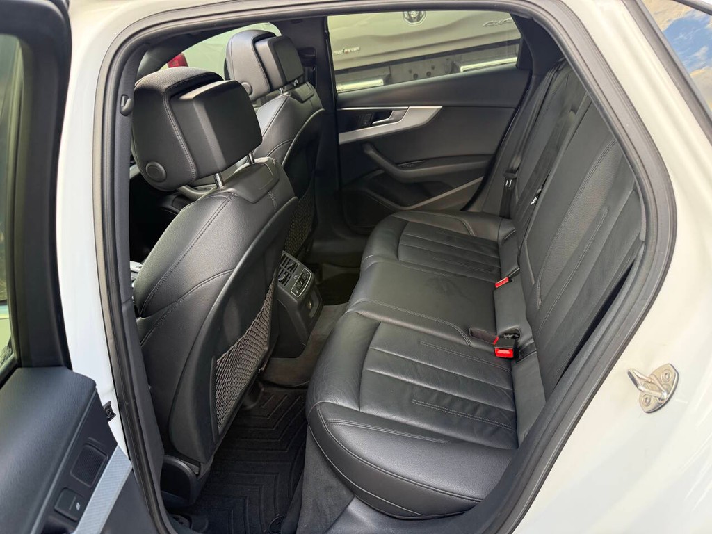 Audi A4 Vehicle Full-screen Gallery Image 13