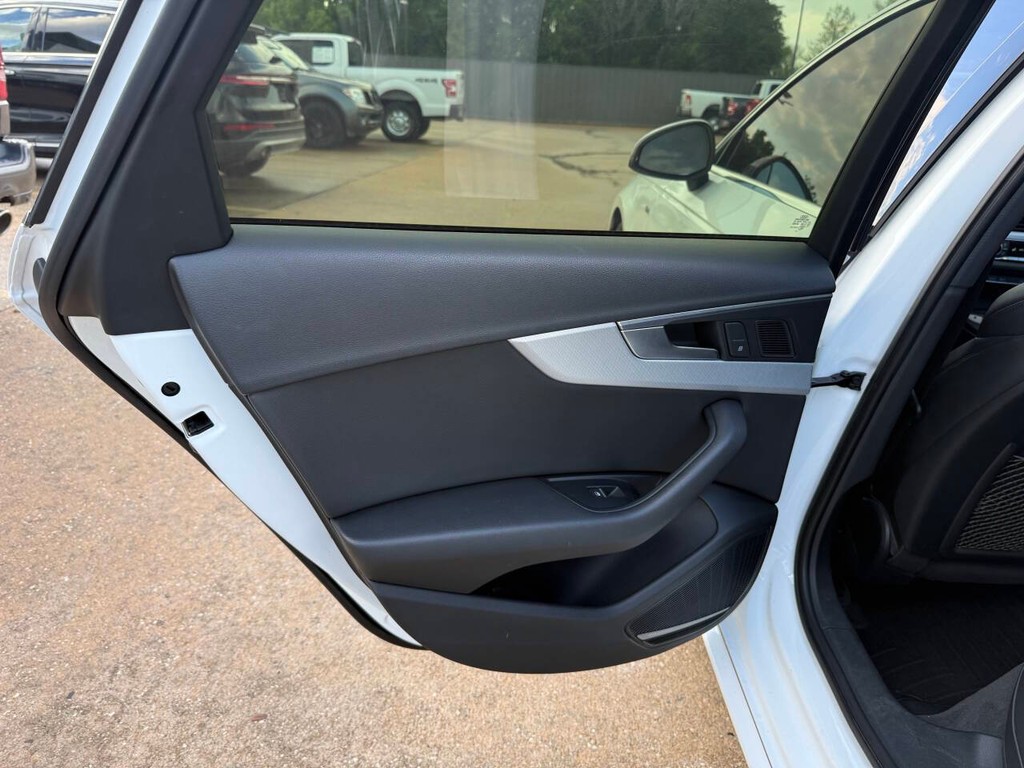 Audi A4 Vehicle Full-screen Gallery Image 14