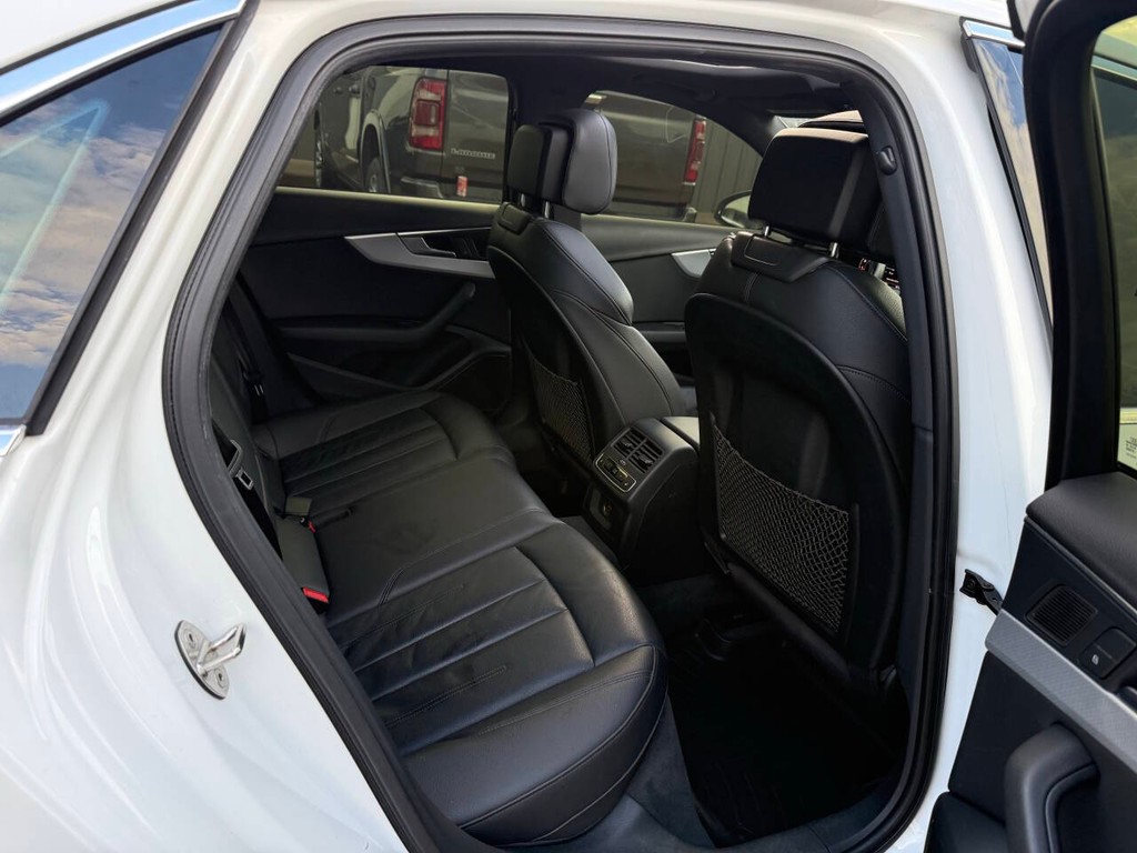 Audi A4 Vehicle Full-screen Gallery Image 15