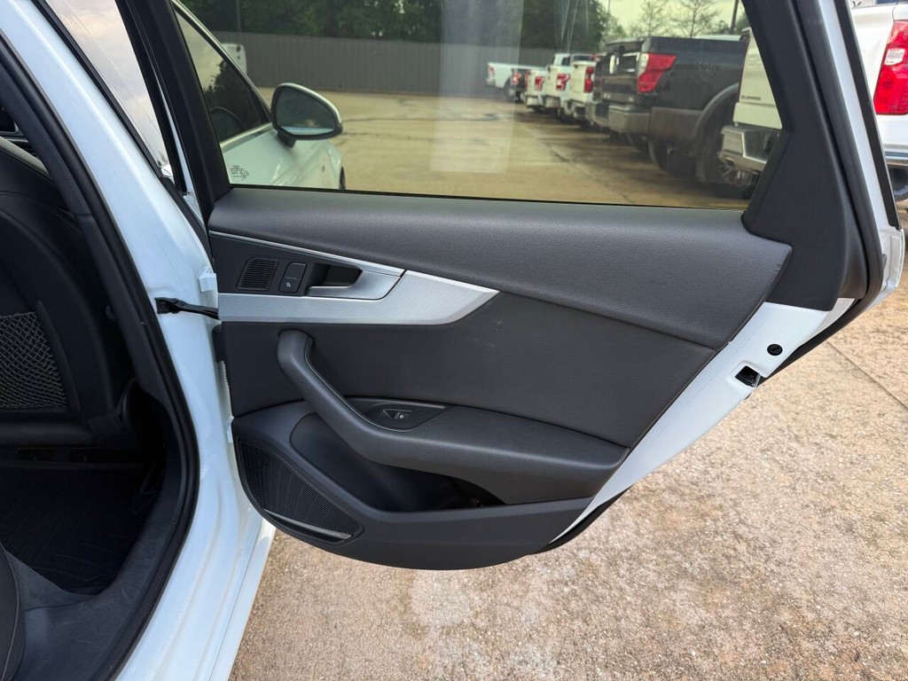 Audi A4 Vehicle Full-screen Gallery Image 16