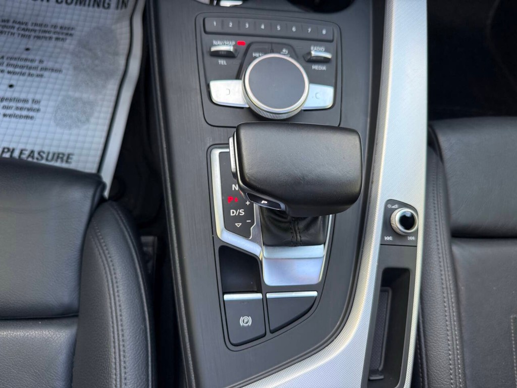 Audi A4 Vehicle Full-screen Gallery Image 30