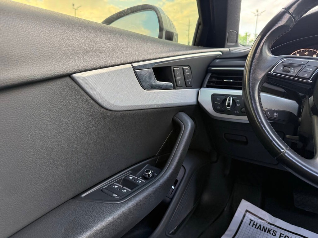 Audi A4 Vehicle Full-screen Gallery Image 32