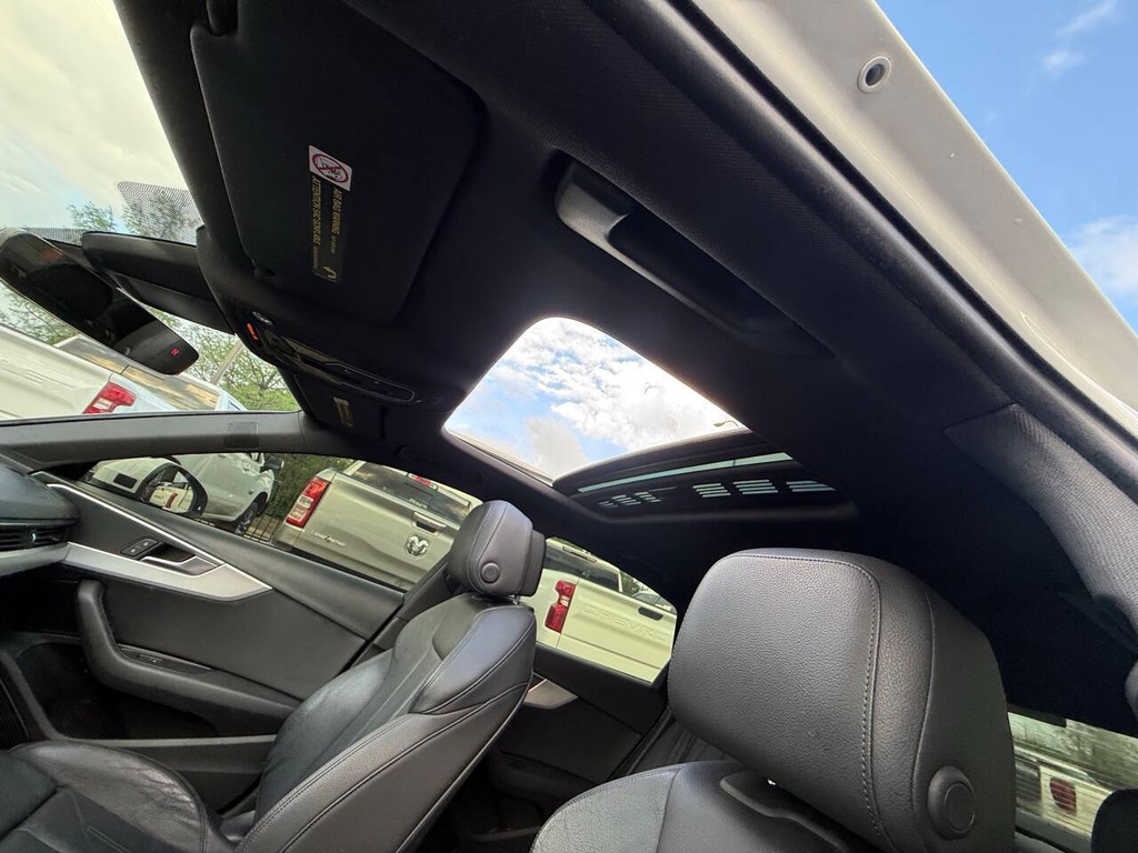 Audi A4 Vehicle Full-screen Gallery Image 33