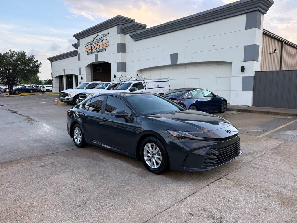 Toyota Camry Vehicle Full-screen Gallery Image 02