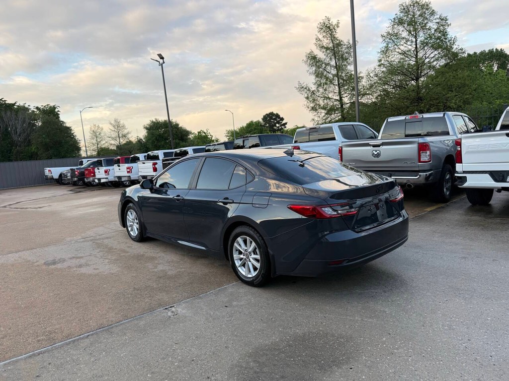 Toyota Camry Vehicle Full-screen Gallery Image 04