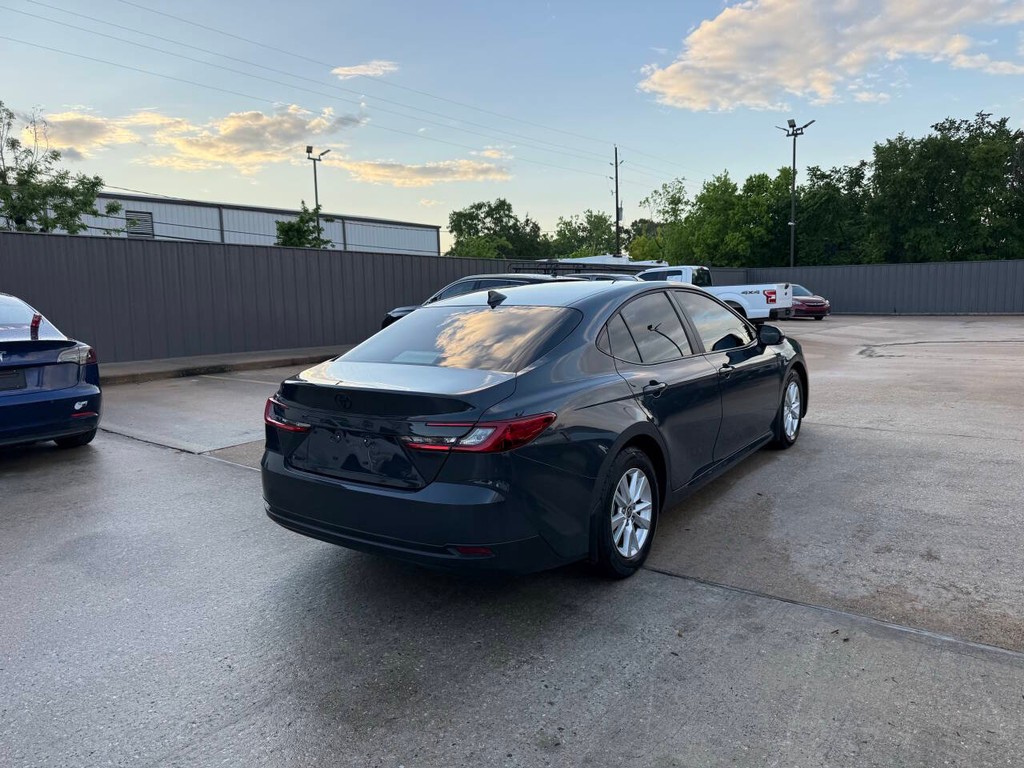 Toyota Camry Vehicle Full-screen Gallery Image 05