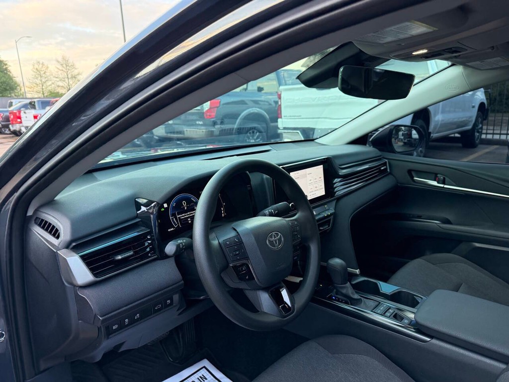 Toyota Camry Vehicle Full-screen Gallery Image 06