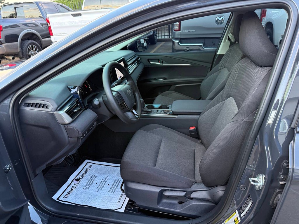 Toyota Camry Vehicle Full-screen Gallery Image 07