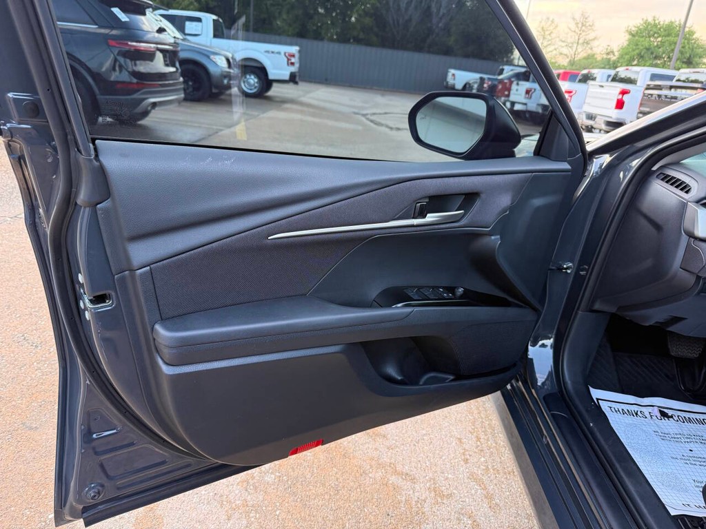 Toyota Camry Vehicle Full-screen Gallery Image 08