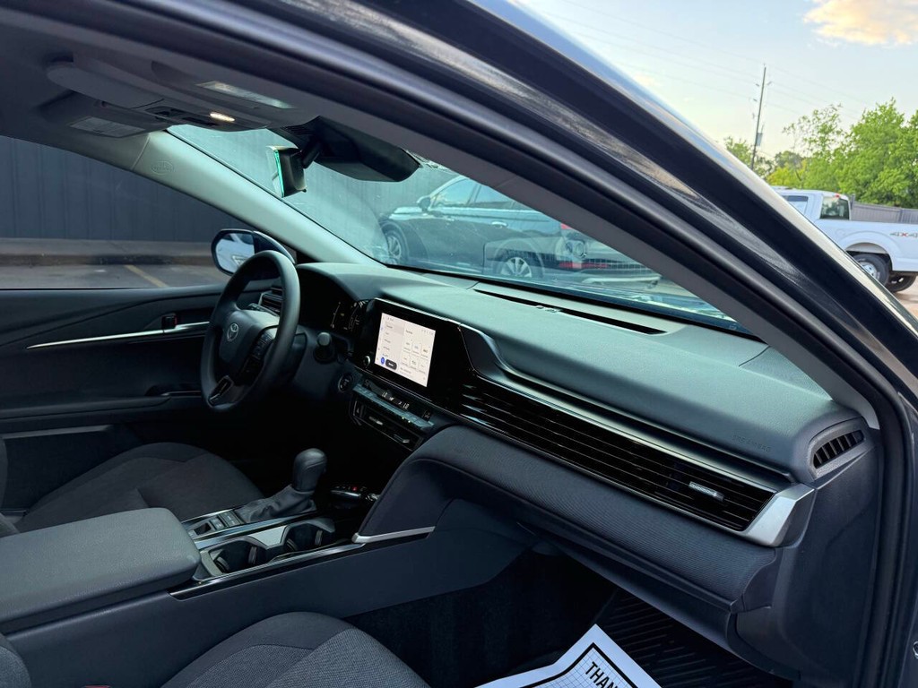 Toyota Camry Vehicle Full-screen Gallery Image 09