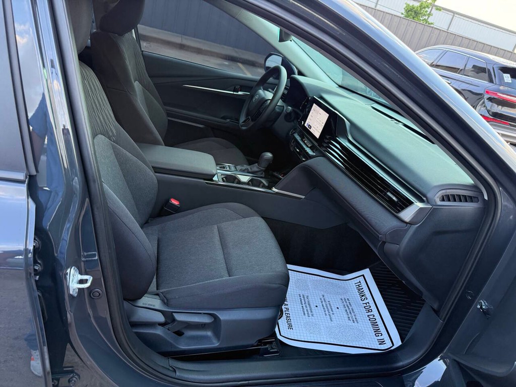 Toyota Camry Vehicle Full-screen Gallery Image 10