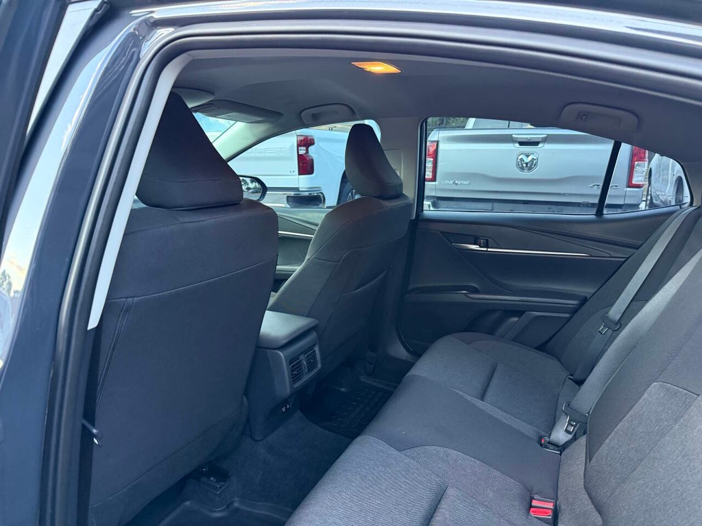 Toyota Camry Vehicle Full-screen Gallery Image 12