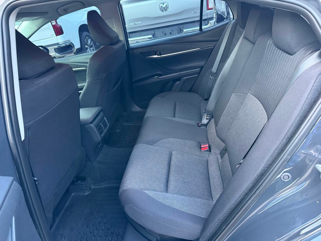 Toyota Camry Vehicle Full-screen Gallery Image 13