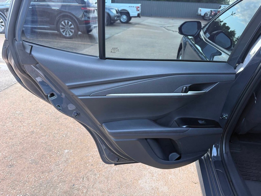 Toyota Camry Vehicle Full-screen Gallery Image 14