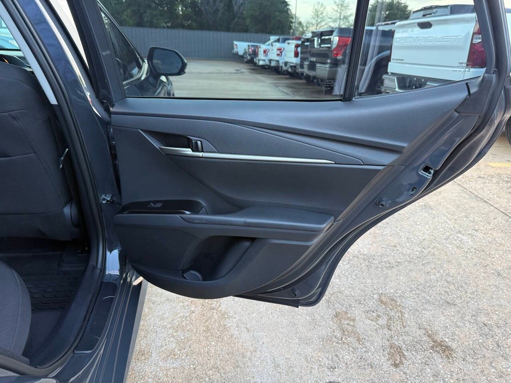 Toyota Camry Vehicle Full-screen Gallery Image 16