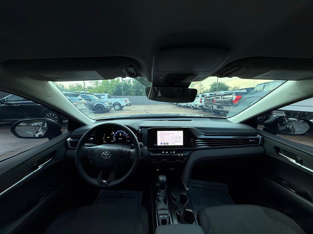 Toyota Camry Vehicle Full-screen Gallery Image 18