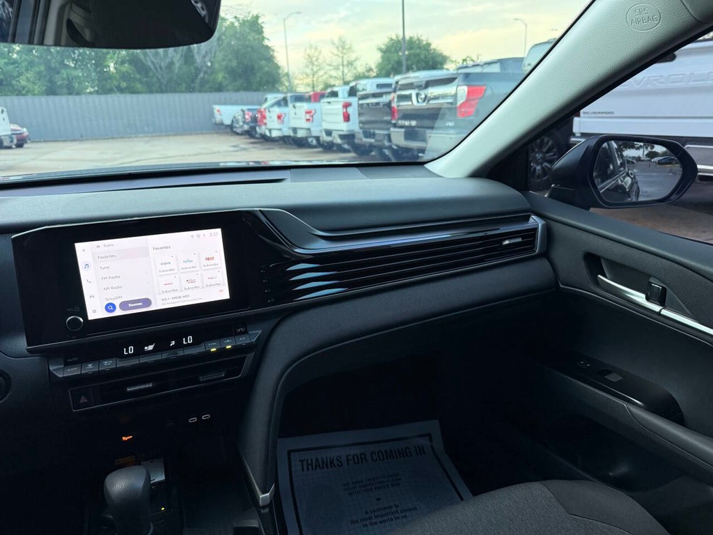 Toyota Camry Vehicle Full-screen Gallery Image 20