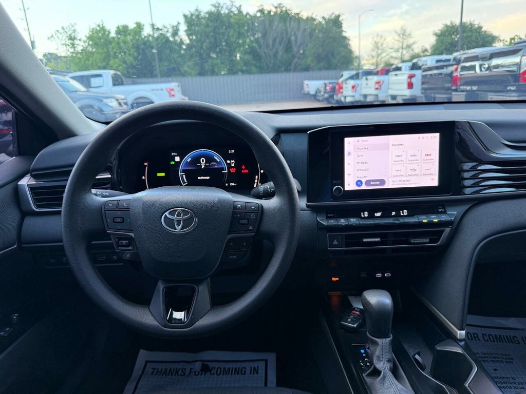 Toyota Camry Vehicle Full-screen Gallery Image 21