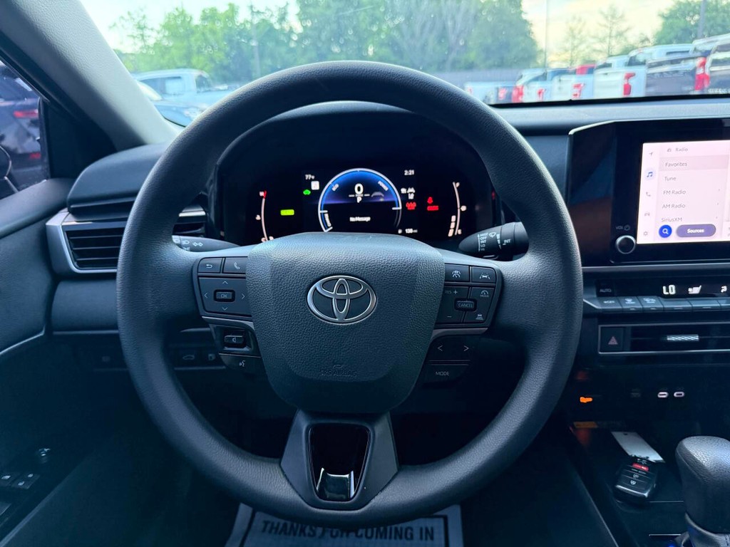 Toyota Camry Vehicle Full-screen Gallery Image 22