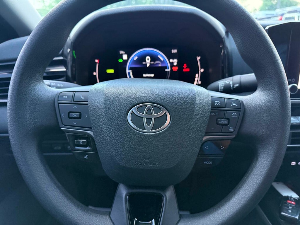 Toyota Camry Vehicle Full-screen Gallery Image 23