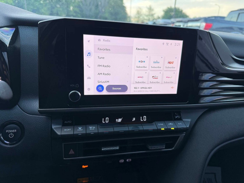 Toyota Camry Vehicle Full-screen Gallery Image 24