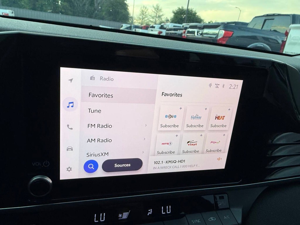 Toyota Camry Vehicle Full-screen Gallery Image 25