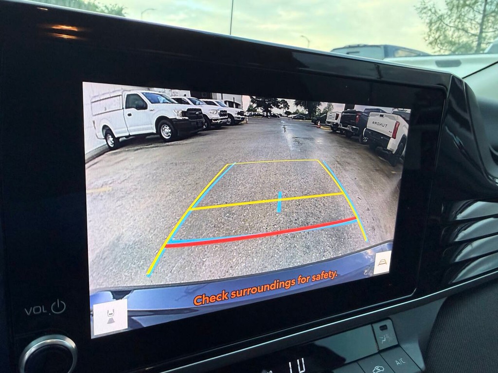 Toyota Camry Vehicle Full-screen Gallery Image 26