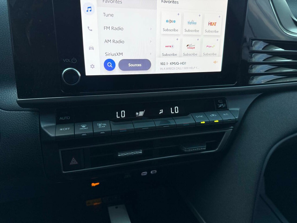 Toyota Camry Vehicle Full-screen Gallery Image 27