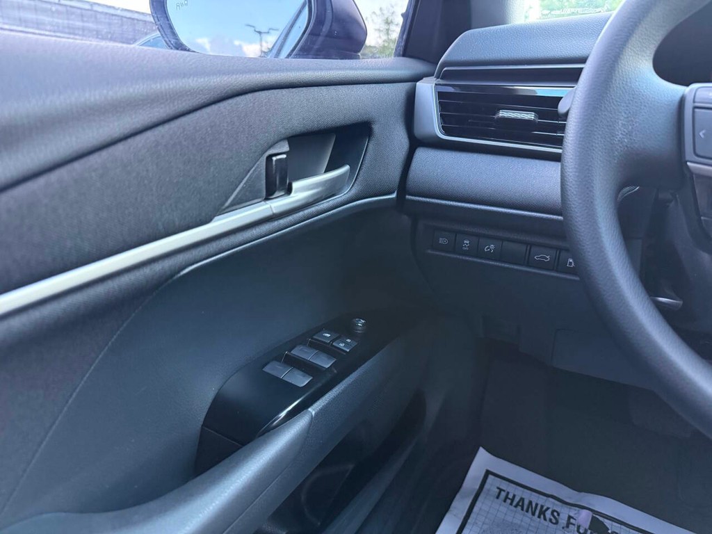 Toyota Camry Vehicle Full-screen Gallery Image 29