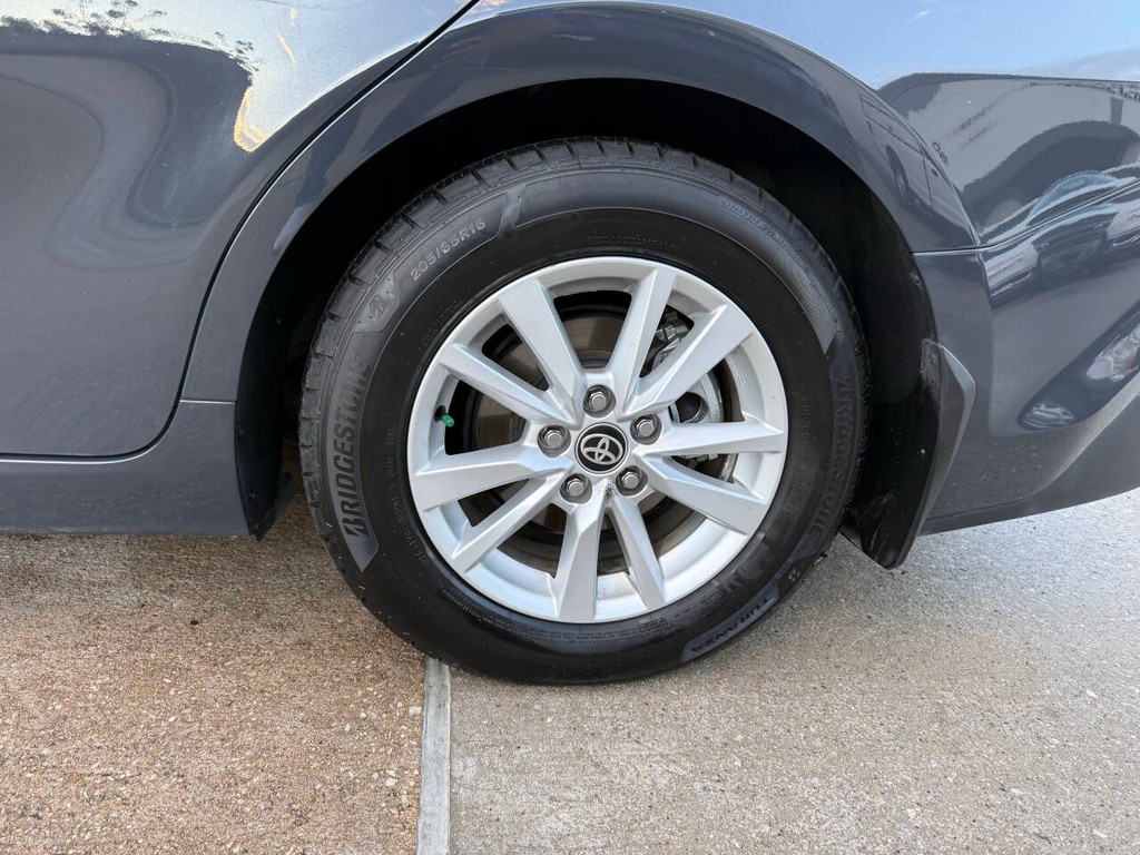 Toyota Camry Vehicle Full-screen Gallery Image 34