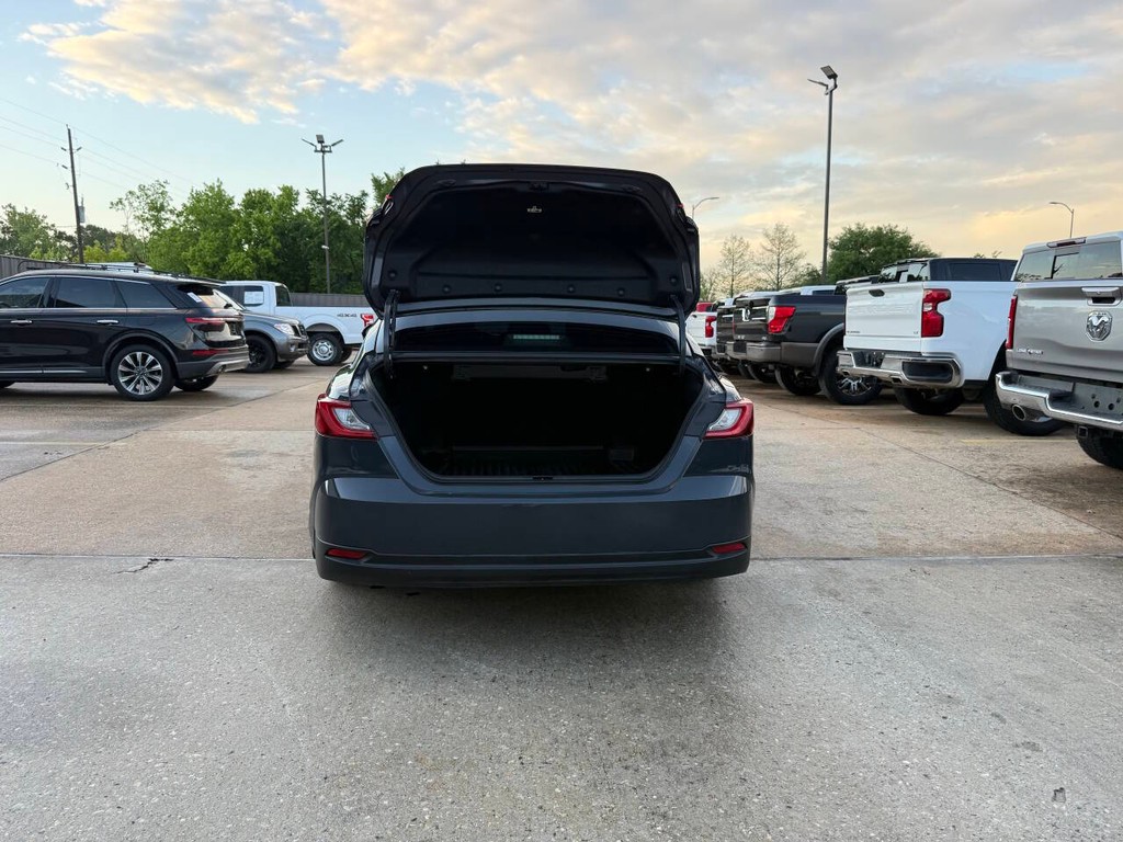 Toyota Camry Vehicle Full-screen Gallery Image 35