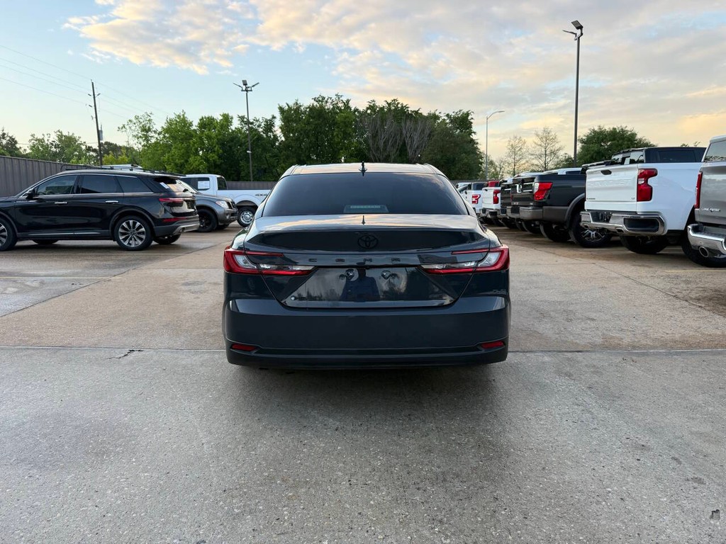 Toyota Camry Vehicle Full-screen Gallery Image 36