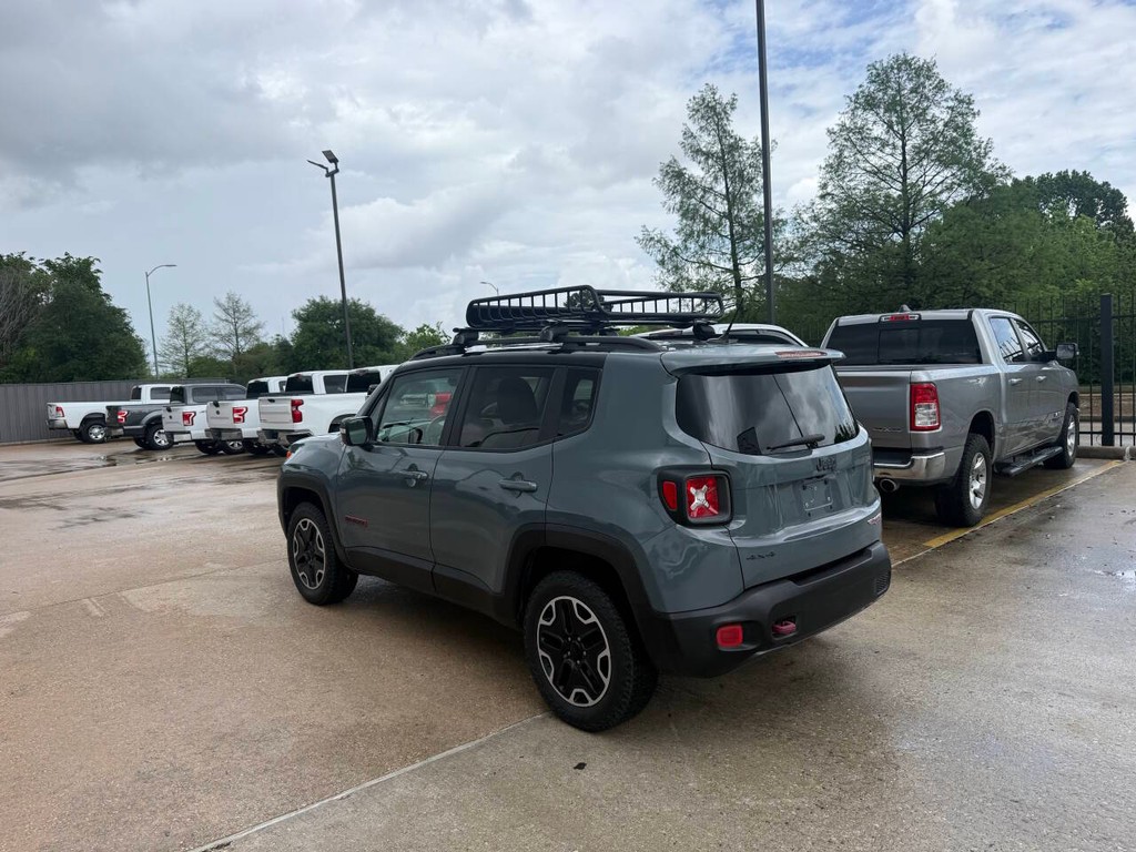 Jeep Renegade Vehicle Full-screen Gallery Image 04