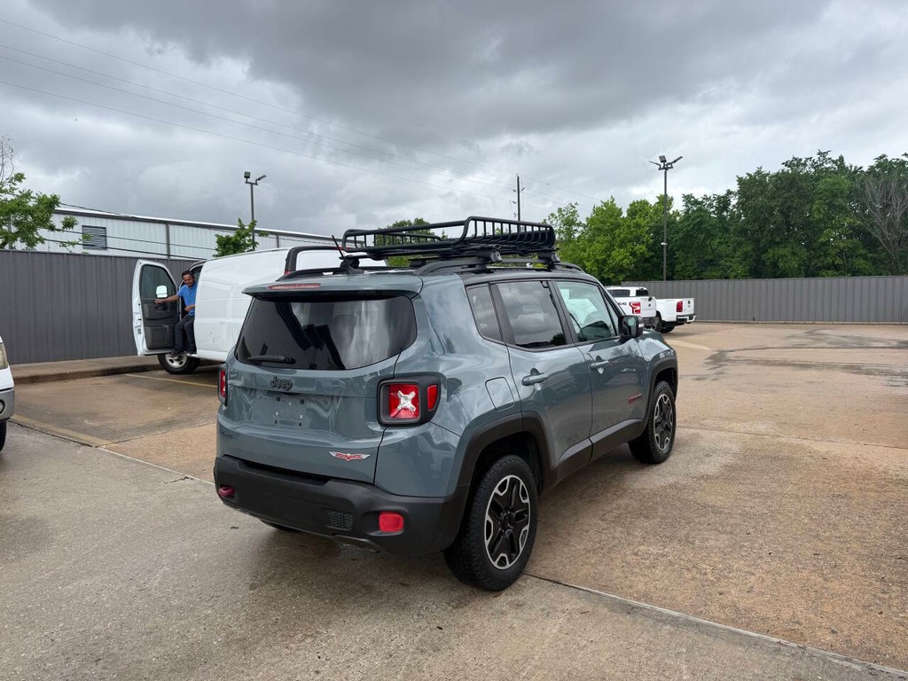 Jeep Renegade Vehicle Full-screen Gallery Image 05