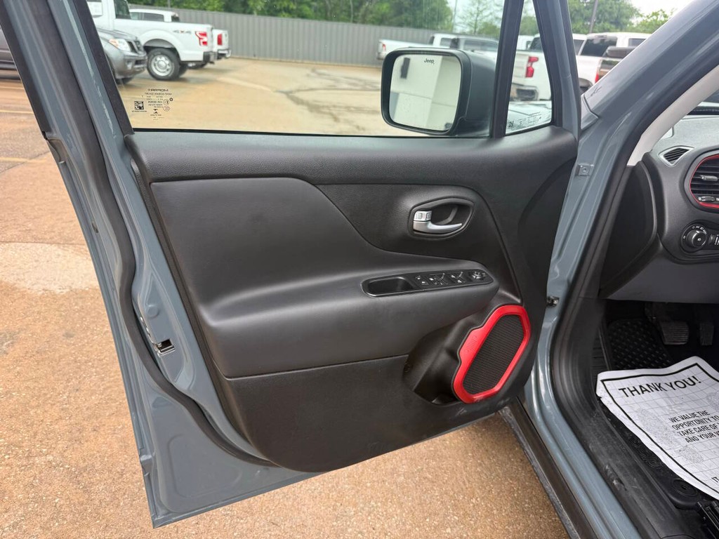 Jeep Renegade Vehicle Full-screen Gallery Image 08