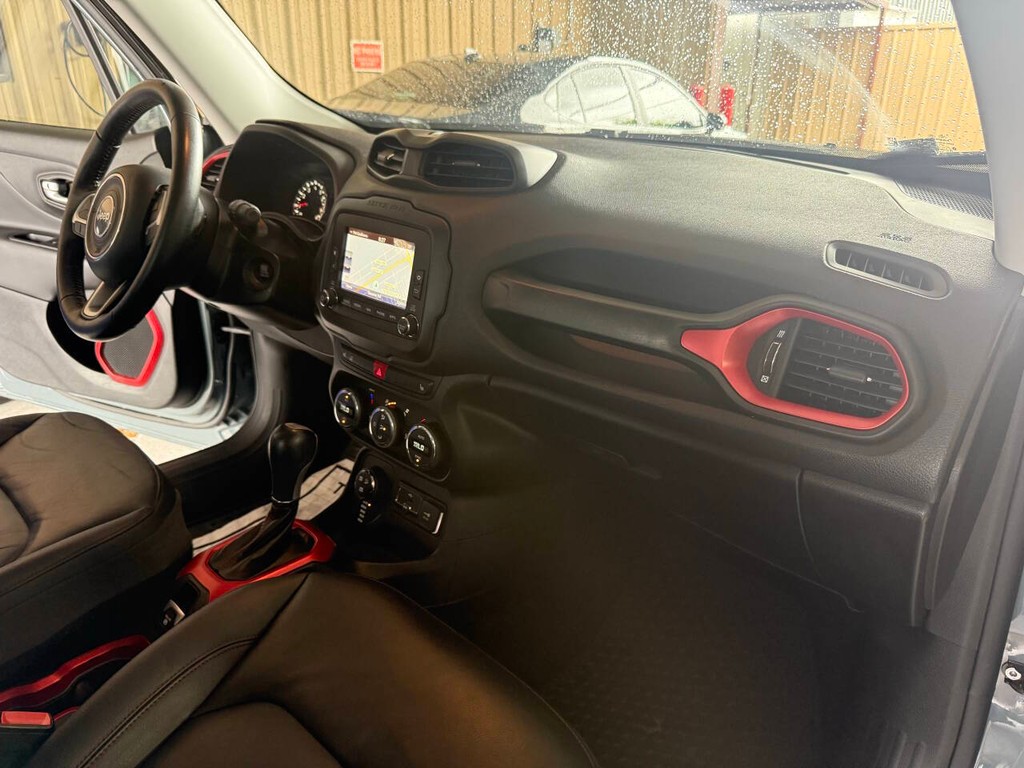 Jeep Renegade Vehicle Full-screen Gallery Image 09