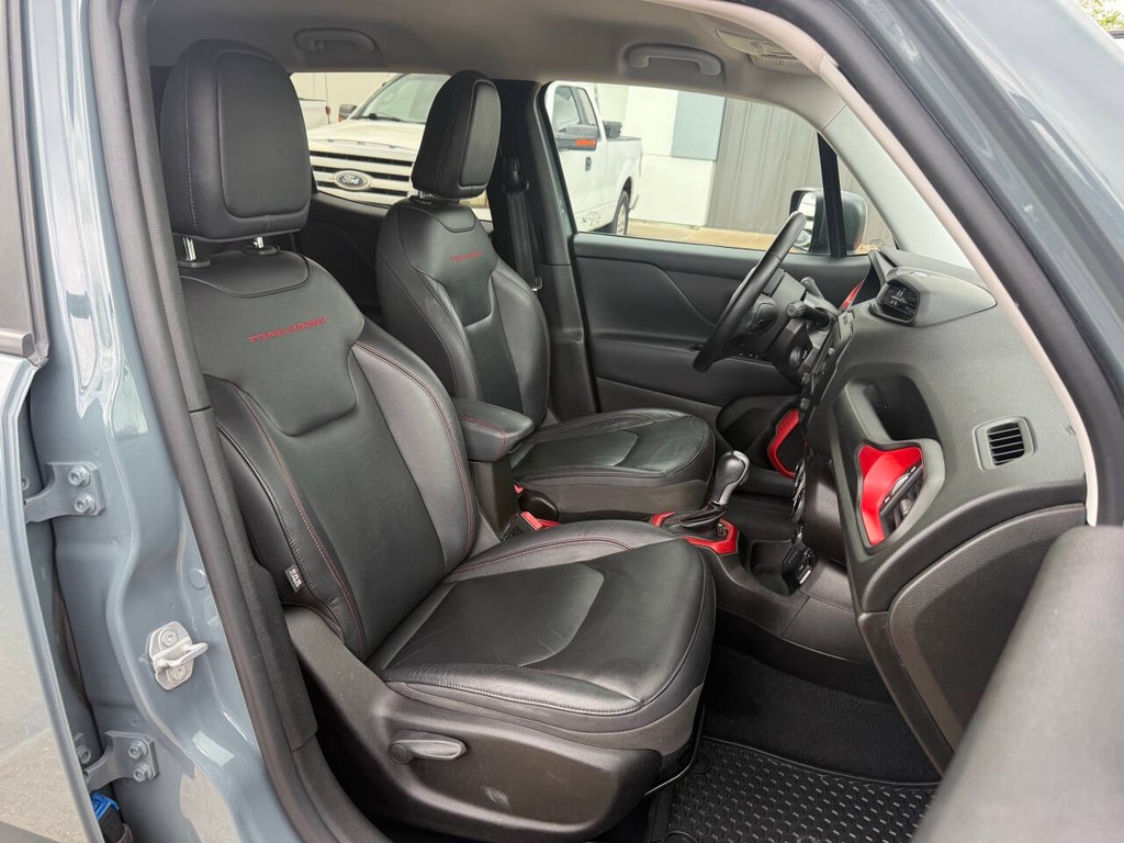 Jeep Renegade Vehicle Full-screen Gallery Image 10