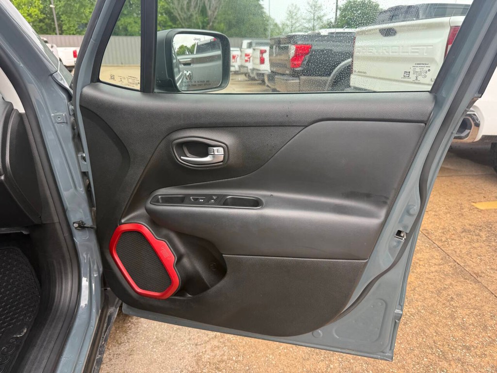 Jeep Renegade Vehicle Full-screen Gallery Image 11