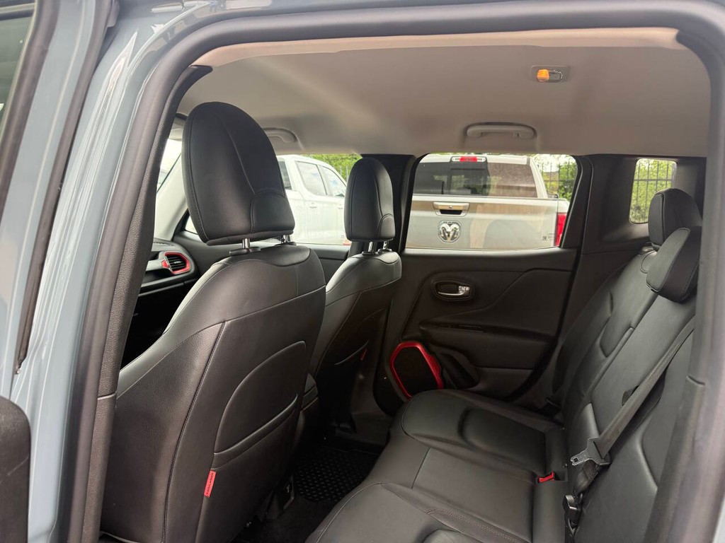 Jeep Renegade Vehicle Full-screen Gallery Image 12