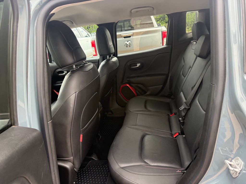 Jeep Renegade Vehicle Full-screen Gallery Image 13